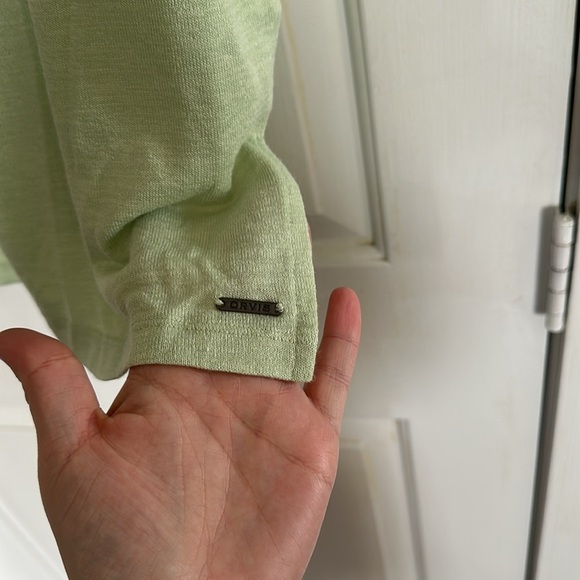 Orvis light green Vneck size medium - Picture 2 of 3